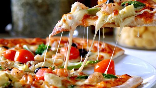 Warren Buffett investește în lanțul american de pizzerii Domino’s Pizza. Magnatul a cumpărat 4% dintr-un business de 16 miliarde de dolari