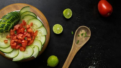 Tot ce știam noi despre salate poate fi total greșit/ Un nutriționist explică de ce să nu combinăm, niciodată, castraveții cu roșiile