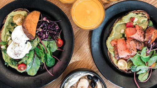 Încerci dieta keto? Iată câteva alimente și băuturi prietenoase cu acest tip de nutriție, pe care le poți adăuga în lista ta de cumpărături