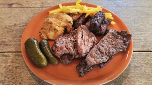 VIDEO FOTO | Am încins grătarul pentru 1 Mai/ Cum pregătim carnea și micii și toate secretele unui grătar perfect/ Alegerea cărnii, marinarea, cât și cum o ținem pe grătar