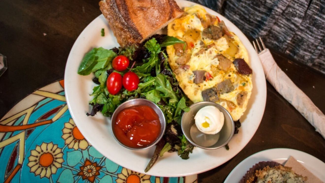 Ți-au rămas cârnați de la Crăciun? „Reciclează-i” într-un mic dejun rapid, sățios și sustenabil