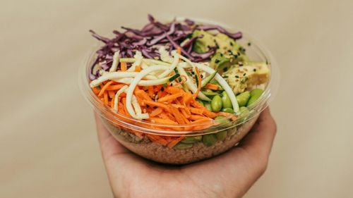 Salată simplă și delicioasă din morcovi și varză / Este ieftină, se prepară rapid și ușor și poate fi consumată și de diabetici sau persoane aflate la cură de slăbire