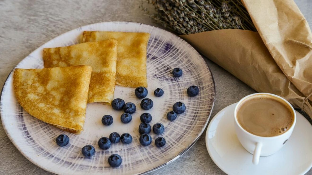 ABC în bucătărie. Cum se face compoziția de clătite, cu ou sau doar din făină cu apă, de post. De ce ies mereu mai bune dacă ținem compoziția o noapte în frigider