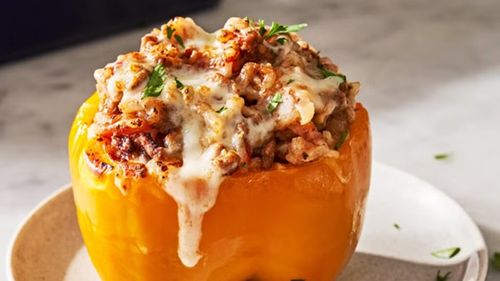 Ardeii umpluți, mai buni ca „la mama acasă” / Este unul dintre cele mai simple și iubite preparate în familie / Rețeta îmbină carnea, orezul și brânza într-un preparat sățios