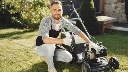 FOTO | Cât costă o mașină de tuns iarba / Prețurile pleacă de la 317 lei (analiză la raft)