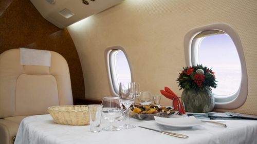 Companiile aeriene mizează tot mai mult pe pasagerii bogați / Air France oferă caviar, șampanie și transfer cu Porsche la clasa întâi