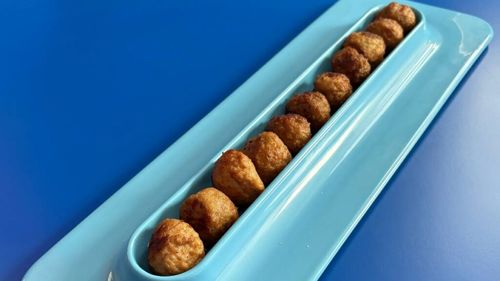 Ikea a creat întâi chiftele, apoi și un platou pe care să le servească. Noul obiect cu evident caracter autoironic va fi lansat odată cu noul sezon