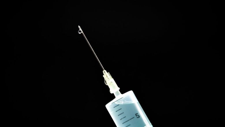 Vă duceți să vă vaccinați, tu sau copilul? Aveți grijă ce mâncați înainte de a merge la policlinică. Pentru că febra de după vaccin e provocată de alimentație