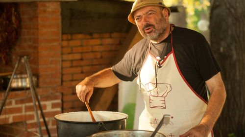 Ziua Națională a Ciorbei, sărbătorită timp de trei zile în centrul Capitalei / Gastronomul Mircea Groza, Chef Albert Cristian și invitații lor vor pregăti ciorbe și zămuri reprezentative pentru comunitățile etnice istorice din România