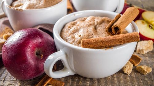 Mic dejun de duminică: mug cake rapid, la microunde. O rețetă cu mere în compoziție, fără zahăr adăugat. Sau, în loc de mere, dovleac, pere, banane