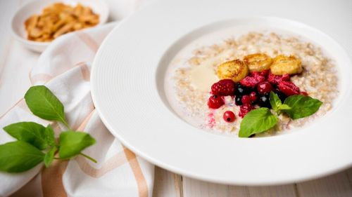 Quinoa la micul dejun, în loc de fulgi de ovăz. Fiartă rapid și adăugată peste iaurt. Putem completa cu fructe, fulgi de migdale sau de cocos, scorțișoară sau miere