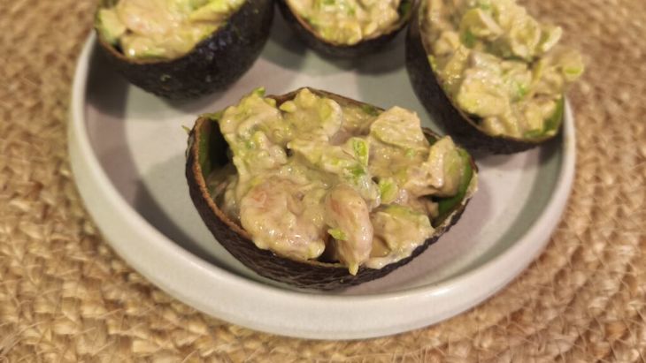VIDEO-FOTO | Aperitiv rafinat cu creveți și avocado din doar 4 ingrediente. Servește-l în coaja fructului de avocado pentru un efect special