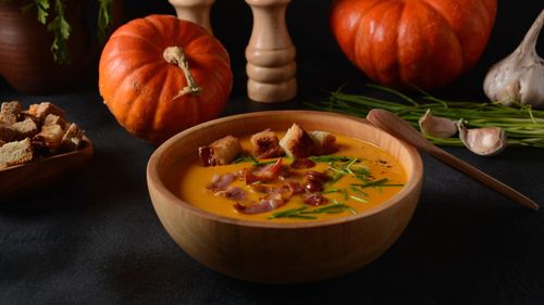 Supă de dovleac cu bacon, un prânz delicios și ușor de gătit / Pregătește-o rapid pentru cina de Halloween