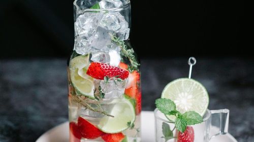 Ce este apa detoxifiantă și cum te poate ajuta să slăbești / Opt moduri în care o poți prepara acasă