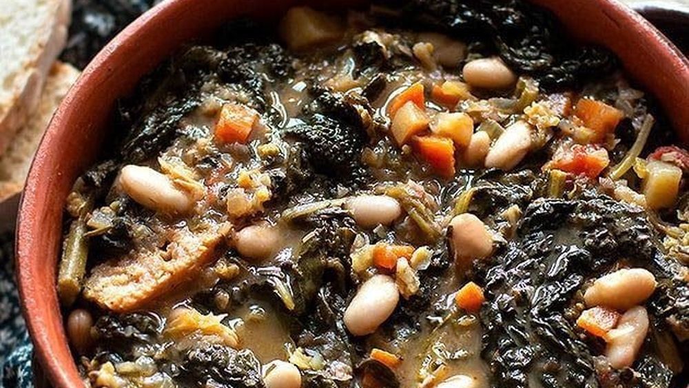 O mâncare caldă de toamnă, plină de arome și sănătate. La ribollita este o rețetă emblematică a Toscanei. Are ca ingrediente principale fasole, kale sau cavolo nero și pâine uscată