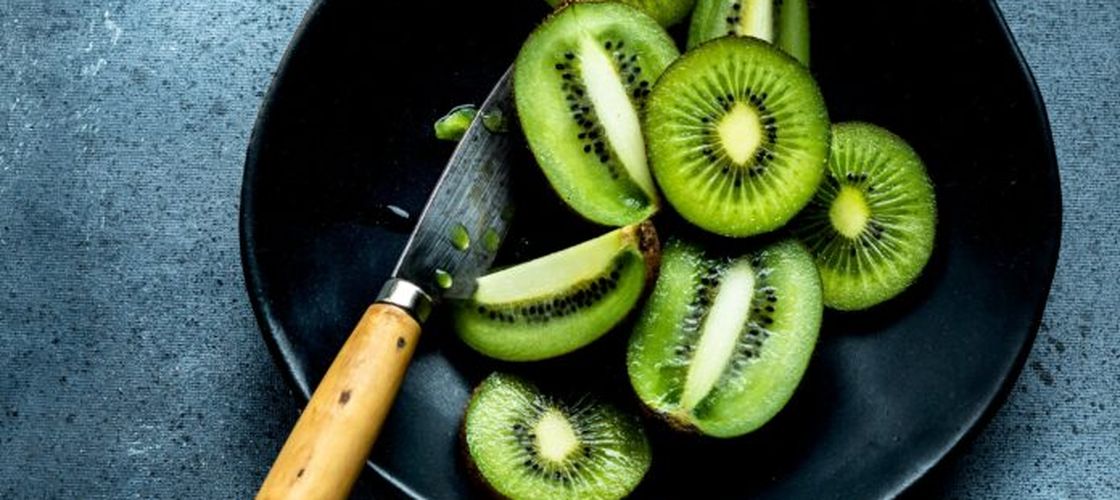 De la kiwi și cireșe amare până la ouă și avocado: ce să mănânci înainte de culcare pentru un somn mai bun, potrivit nutriționiștilor / Alimentele care susțin producția de melatonină și relaxarea organismului