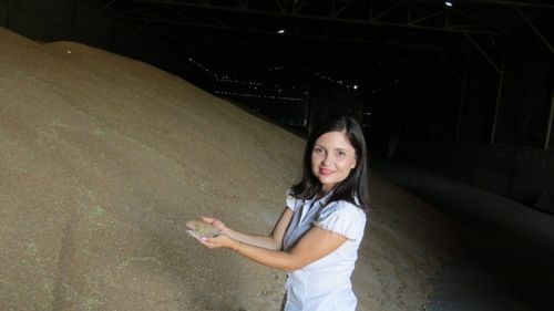 FOTO-VIDEO | „Ladies&Business”, Episodul 5 | După ani petrecuți în multinaționale din București, Iulia Blagu a ales să revină în Urziceni și să-și croiască propriul drum în agricultură: „Mergem înainte, dar cu bolovani legați de picioare!”