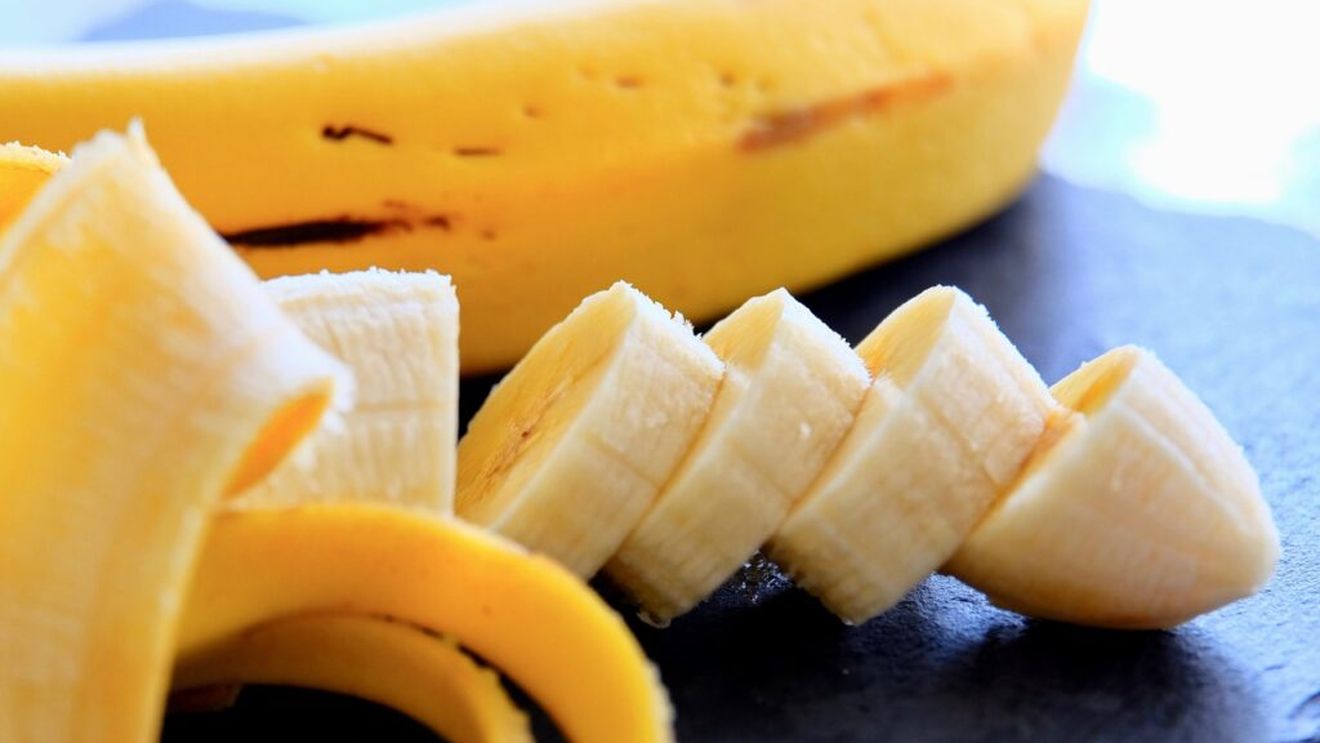 Ce este ceaiul din banane și de ce ai încerca așa ceva? Dacă îl consumi seara te va ajuta să adormi. Iată cum se prepară