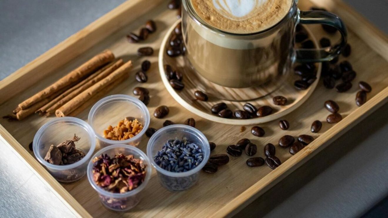 Condimentează-ți ceașca de cafea! Adaugă aceste cinci ingrediente pentru mai multă aromă și pentru a lupta împotriva microbilor, inflamațiilor, bacteriilor  și nu numai