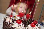 Un băiețel de 14 luni a ajuns în comă după ce a inhalat o pudră pentru decorarea prăjiturilor. Mama sa pregătea un tort aniversar