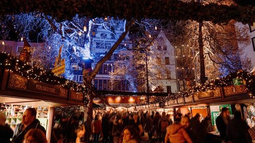 Căsuţe cu bunătăţi, deserturi de sezon, vin fiert aromat şi cadouri realizate cu migală de artizani locali/ La West Side Christmas Market, mâncarea tradiţională se întâlneşte cu aromele bucătăriilor internaţionale