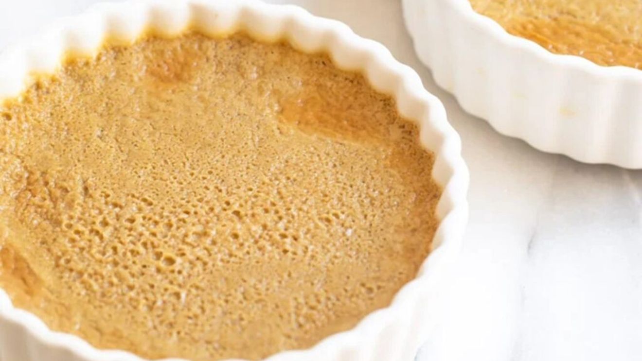 Cafeaua Crème brûlée, atât de cremoasă și dulce, încât nu te poți hotărî dacă e un desert sau o cafea de specialitate/De ce nu ar fi amândouă?