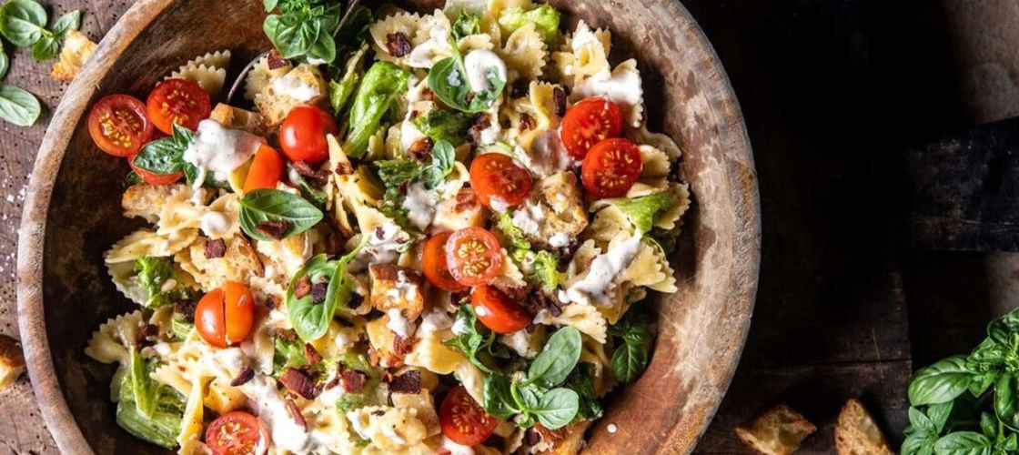 Salată de paste Caesar: Rețeta completă pentru un preparat cremos, crocant și perfect pentru zilele de vară