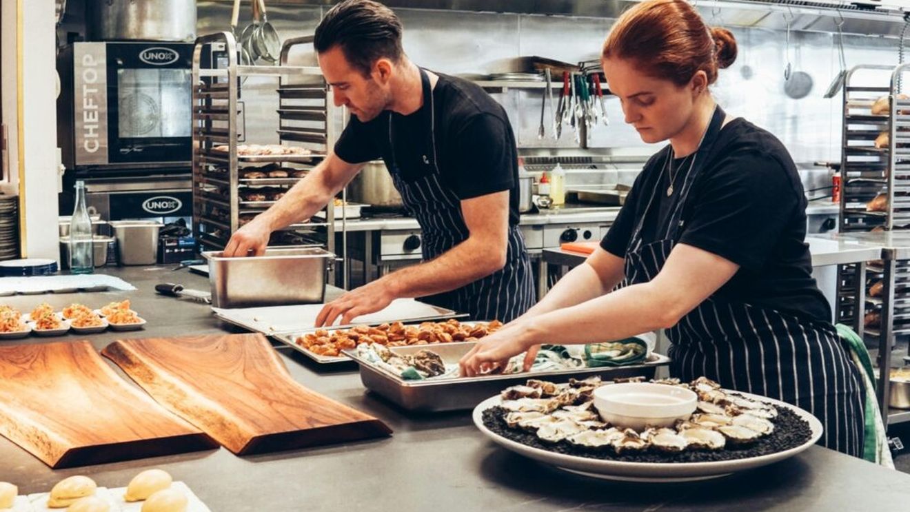 Sondaj | Provocările HoReCa în 2025: Lipsa de personal, schimbările legislative și instabilitatea economică