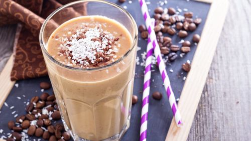 Cafeaua cu iaurt, noul trend viral: 11 grame de proteine într-o ceașcă. De ce tot mai mulți renunță la lapte și frișcă