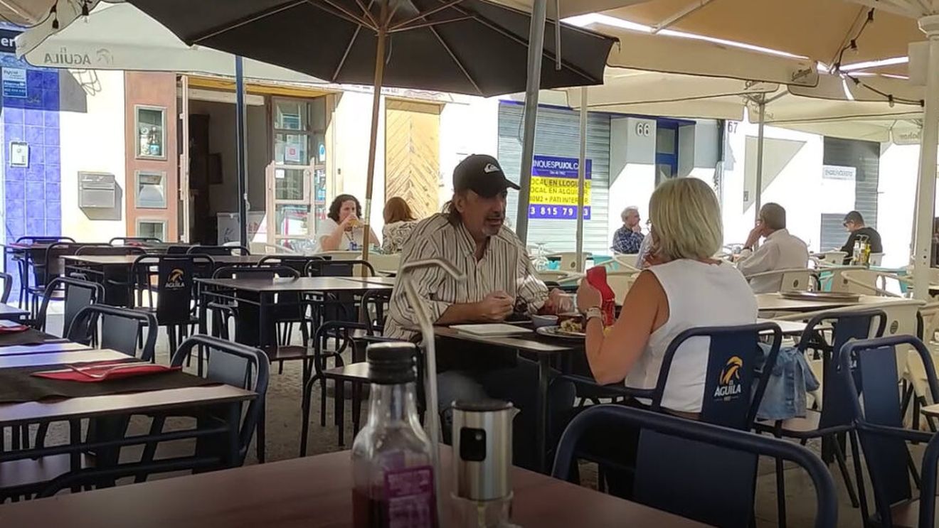 VIDEO Cam toate restaurantele în Spania au un meniu de prânz la preț fix. Poți alege un aperitiv, un fel principal, un desert și o băutură. Există opțiuni populare pentru angajați și pensionari, dar și meniuri ale localurilor de lux