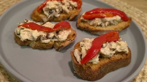 VIDEO | Bruschette de toamnă cu ton, ardei copți și roșii uscate / Gustarea mediteraneeană completă, cu proteine de înaltă calitate și acizi grași Omega 3