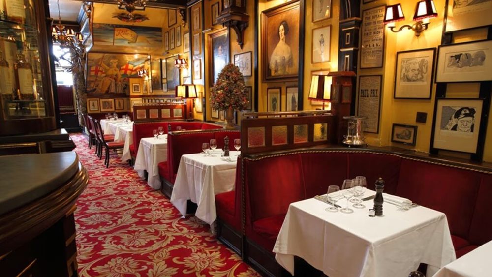 Cel mai vechi restaurant din Londra servește clienți de aproape 230 de ani / La „Rules”, meniul încă începe cu stridii, plăcinte și budinci
