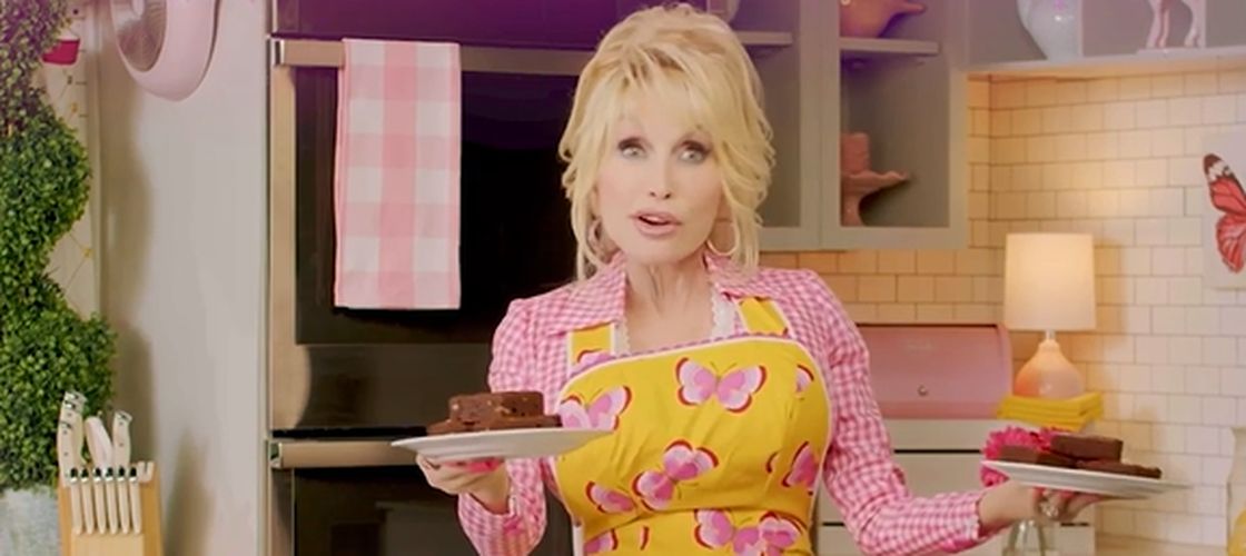 Cum a construit Dolly Parton un imperiu alimentar: de la mixuri pentru prăjituri la mâncăruri congelate și vase de gătit / Una dintre cărțile sale de bucate a fost cea mai bine vândută din SUA în 2024