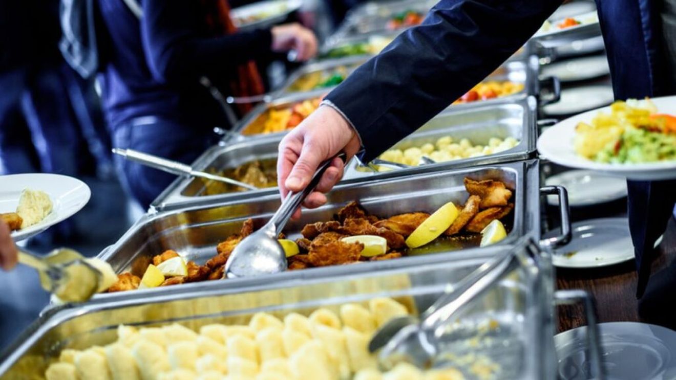 Cine a inventat conceptul de restaurant all you can eat și cum a evoluat el în timp. Legatura cu prăbușirea bursei americane și Marea Criză din 1933