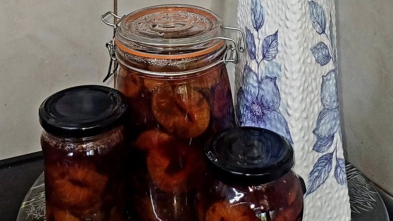 Dulceață de prune coapte la cuptor, în suc propriu. Călugărul bucătar de la Mănăstirea Dervent: „Uneori cele mai bune rețete sunt și cele mai simple” / Cum se prepară