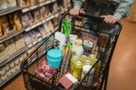 Consultant: „Românii vor resimţi un şoc la raft chiar din această lună. Alimentele esenţiale precum laptele, carnea, ouăle, făina, mălaiul şi legumele vor înregistra cele mai rapide şi vizibile ajustări de preţ”
