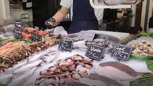 Dacă ți-e poftă de pește proaspăt în Barcelona există restaurante unde produsele sunt aduse direct din plasa pescarilor/ Alegi de pe tejghea ce dorești să mănânci și le spui cum ai vrea să fie gătit/ Totul se prepară pe loc în câteva minute