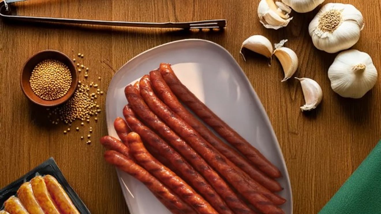 O nouă gamă de cârnați pentru grătar, lansată pe piață / Segmentul cârnaților este cel mai dinamic din industria mezelurilor în 2025