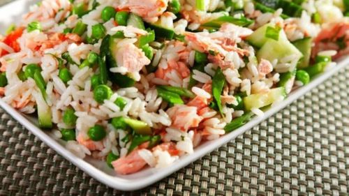 Cinci idei de salată rece de orez pentru o cină de vară apetisantă. Cu pește, cu pui, cu mozzarella și pesto, vegană sau cu influențe orientale