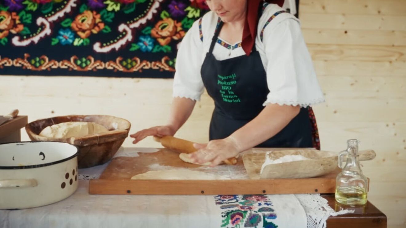  „Portret gastronomic local” ajunge în Maramureș/ Patrimoniul viu al Mariei din Poian Novăț și rețeta care păstrează gustul autentic