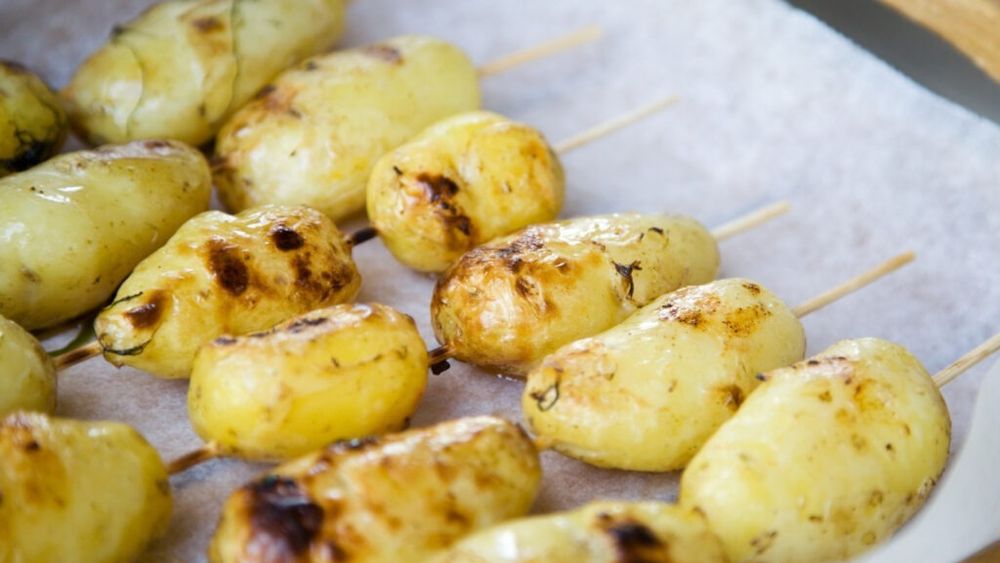 BBC: Șase tendințe alimentare care ne vor ajunge pe farfurii și în feed-uri în 2026 / Cartoful copt este reinventat, iar varza este din nou la modă