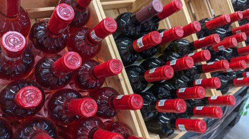 Donald Trump a anunțat un tarif vamal de 25% pentru toate produsele moldoveneşti exportate pe piaţa americană. Principalul produs de export al Republicii Moldova este alcoolul, în special vinul