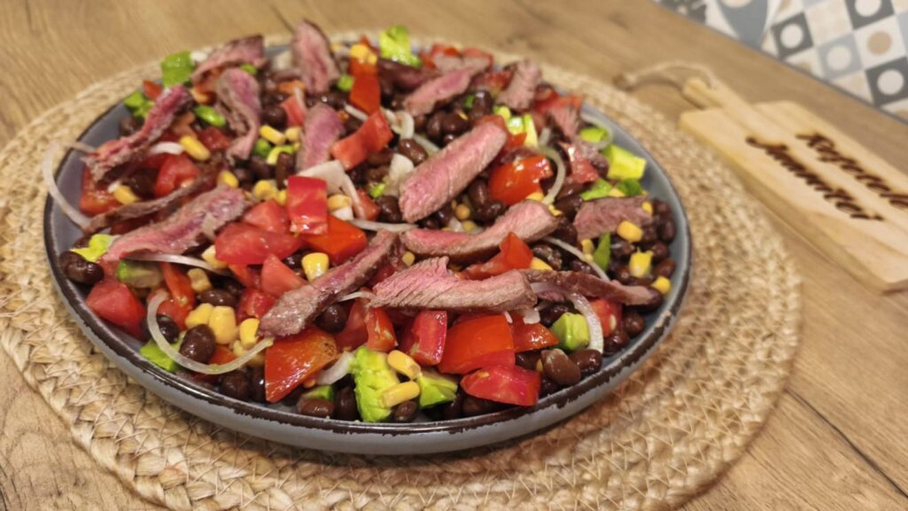GALERIE FOTO | Salata mexicană, o salată simplă și gustoasă, cu arome exotice. Ideală pentru prânz sau cină și ușor de preparat