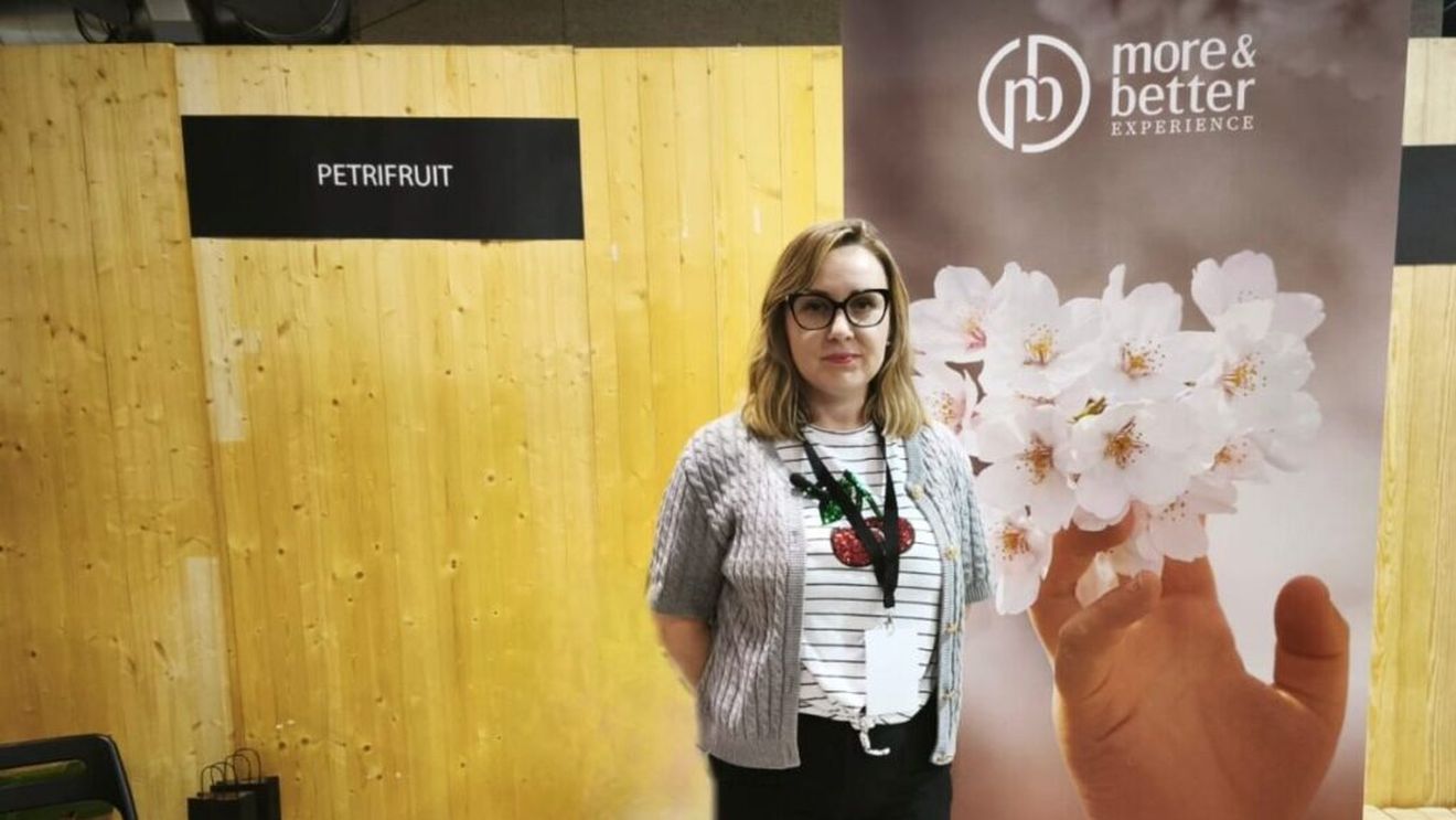 VIDEO | Anamaria cultivă cireșe în Spania și exportă în toată Europa, inclusiv în România / Lucrează cu muncitori români, care în fiecare an revin în Peninsula Iberică pentru a recolta fructele / „Cireașa este un produs sensibil, trebuie culeasă cu grijă, cu precizie”