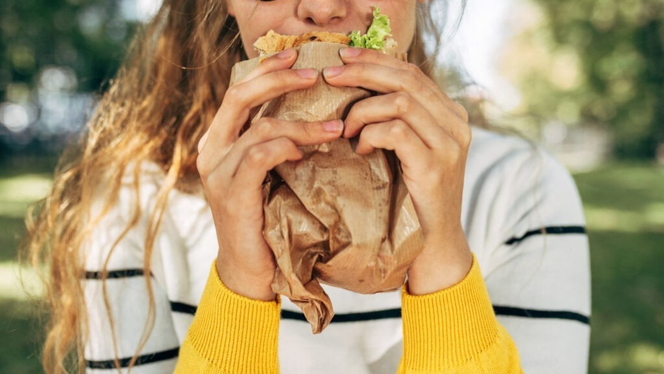 Sunt student, ce mănânc? „Prefer un sendviș făcut acasă sau mâncare la pachet decât un meniu de la fast food” / Pentru Cristina, calitatea produselor e pe primul loc, apoi contează prețurile