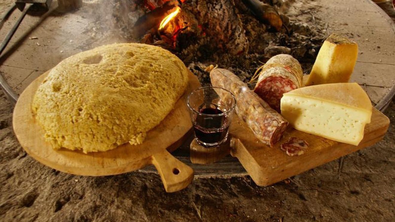 Există mămăliga perfectă? Iată cum prepară un bucătar italian cea mai bună polenta. Folosește, exact ca și noi, un ceaun și o lingură de lemn tradițională