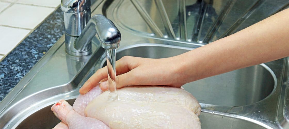 Speli puiul crud, decongelezi carnea pe blat sau mănânci pizza rămasă peste noapte? Experții în siguranță alimentară explică ce obiceiuri din bucătărie sunt cu adevărat periculoase
