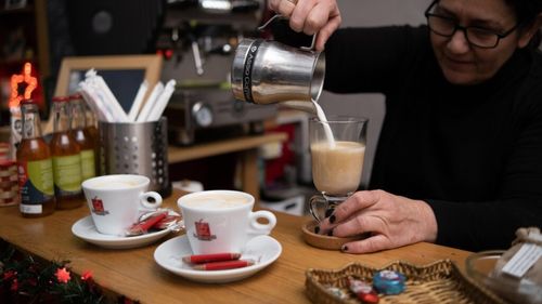 Cafeneaua din Câmpina care s-a înființat ca SRL, dar funcționează ca un ONG / Denissa Voicu („Prăjitoria cu Poveşti”): „90% din profit se reîntoarce în cauze sociale. Noi calificăm tineri din grupuri vulnerabile în meseria de barista”