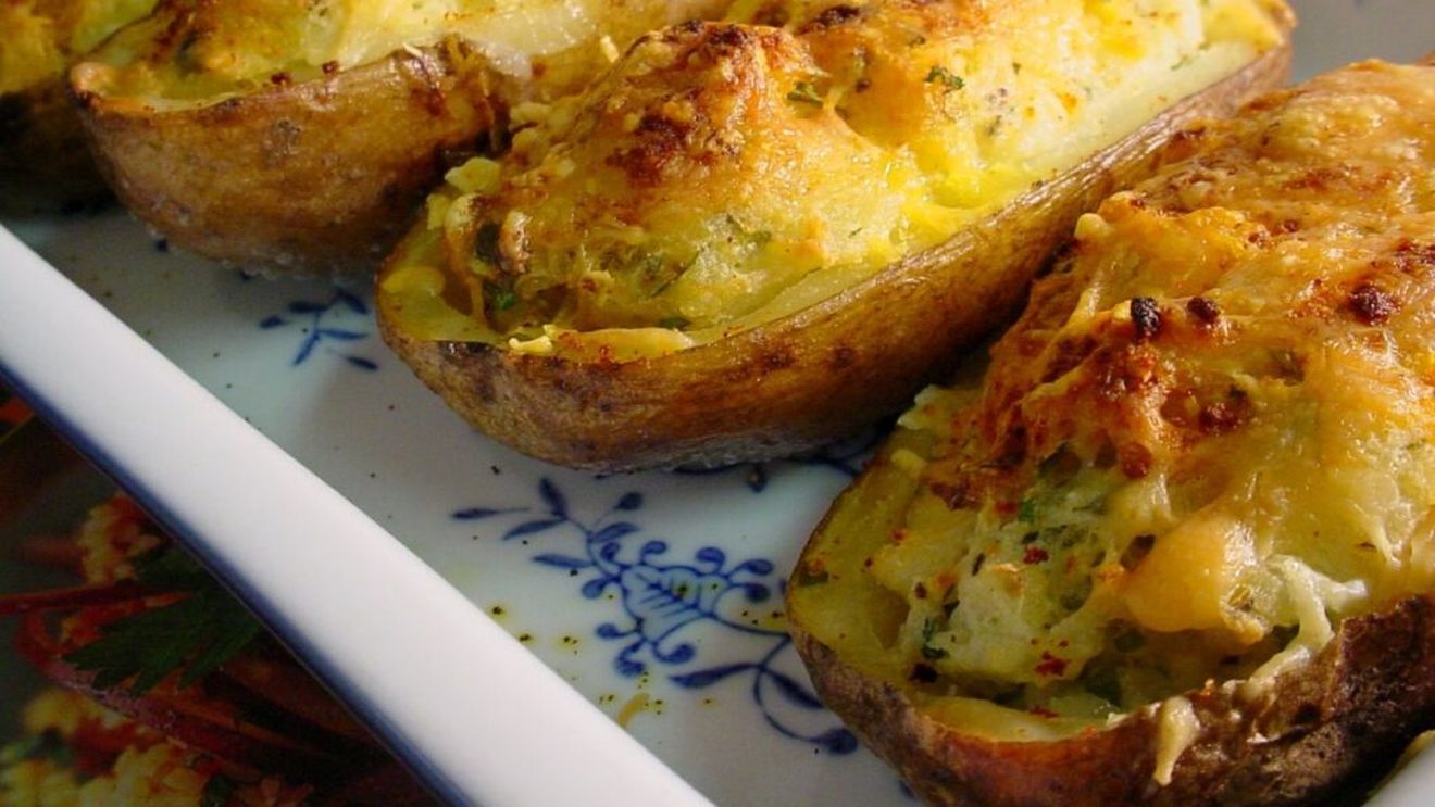 Rețetă rapidă gustoasă și fără carne: Cartofi umpluți cu brânză și ciuperci – o cină delicioasă și ușor de preparat