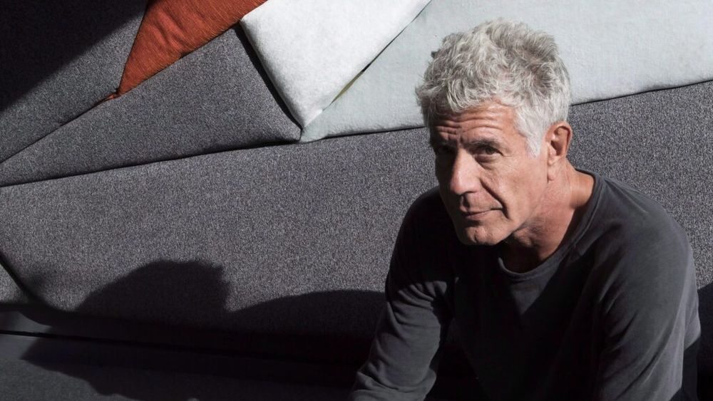 Anthony Bourdain, înainte să devină o legendă a gastronomiei / Noul film „Tony” spune povestea tânărului care a început spălând vase într-un restaurant